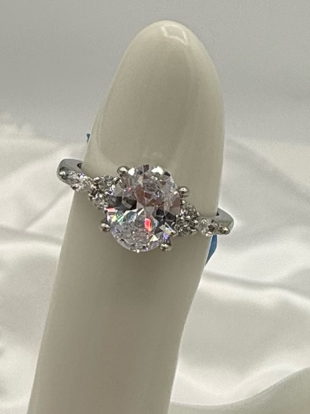 925 Silver Size 6 Engagement Solitaire 1 Carat Sized Elegant Moissanite Like